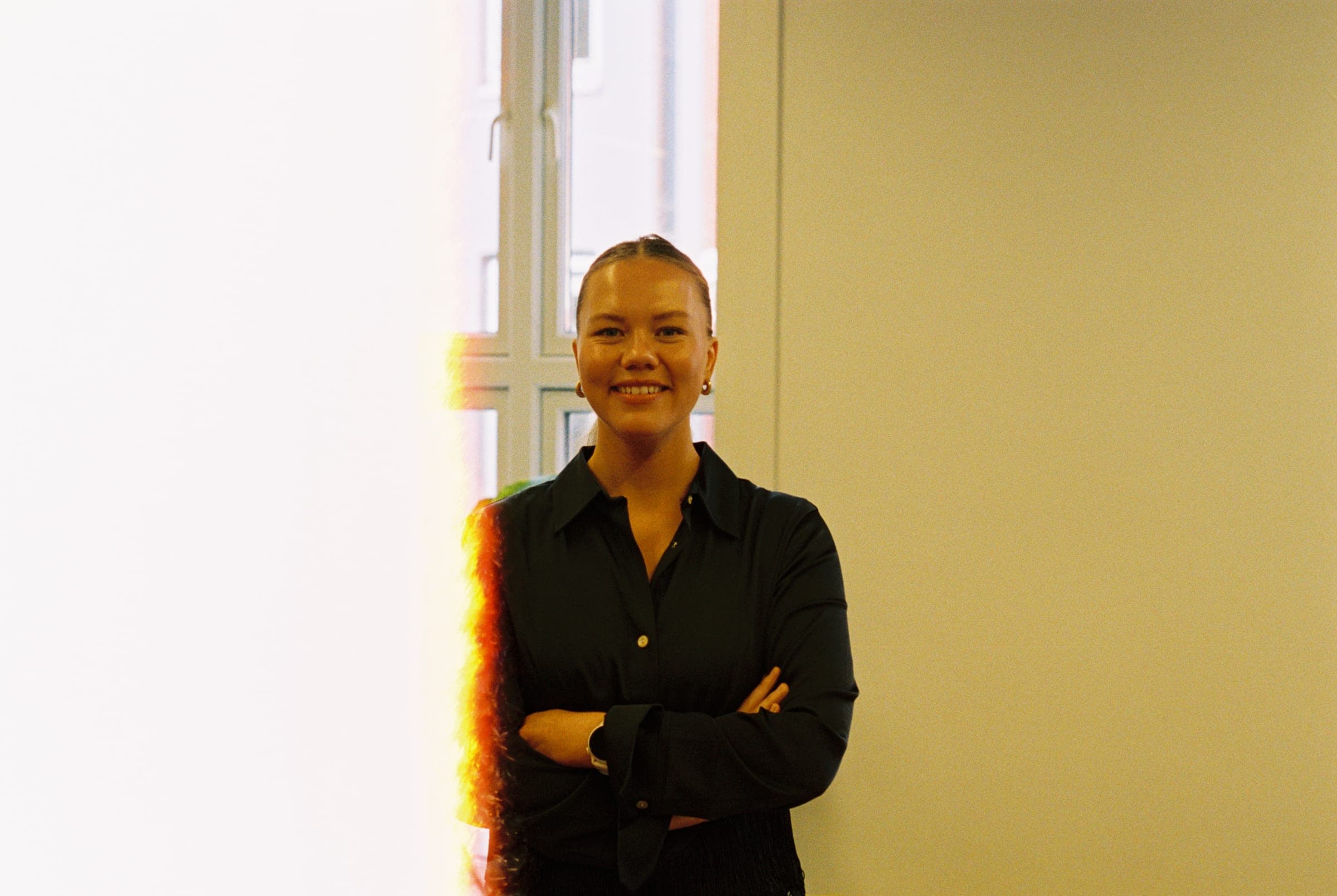 Marie ved vinduet på kontoret